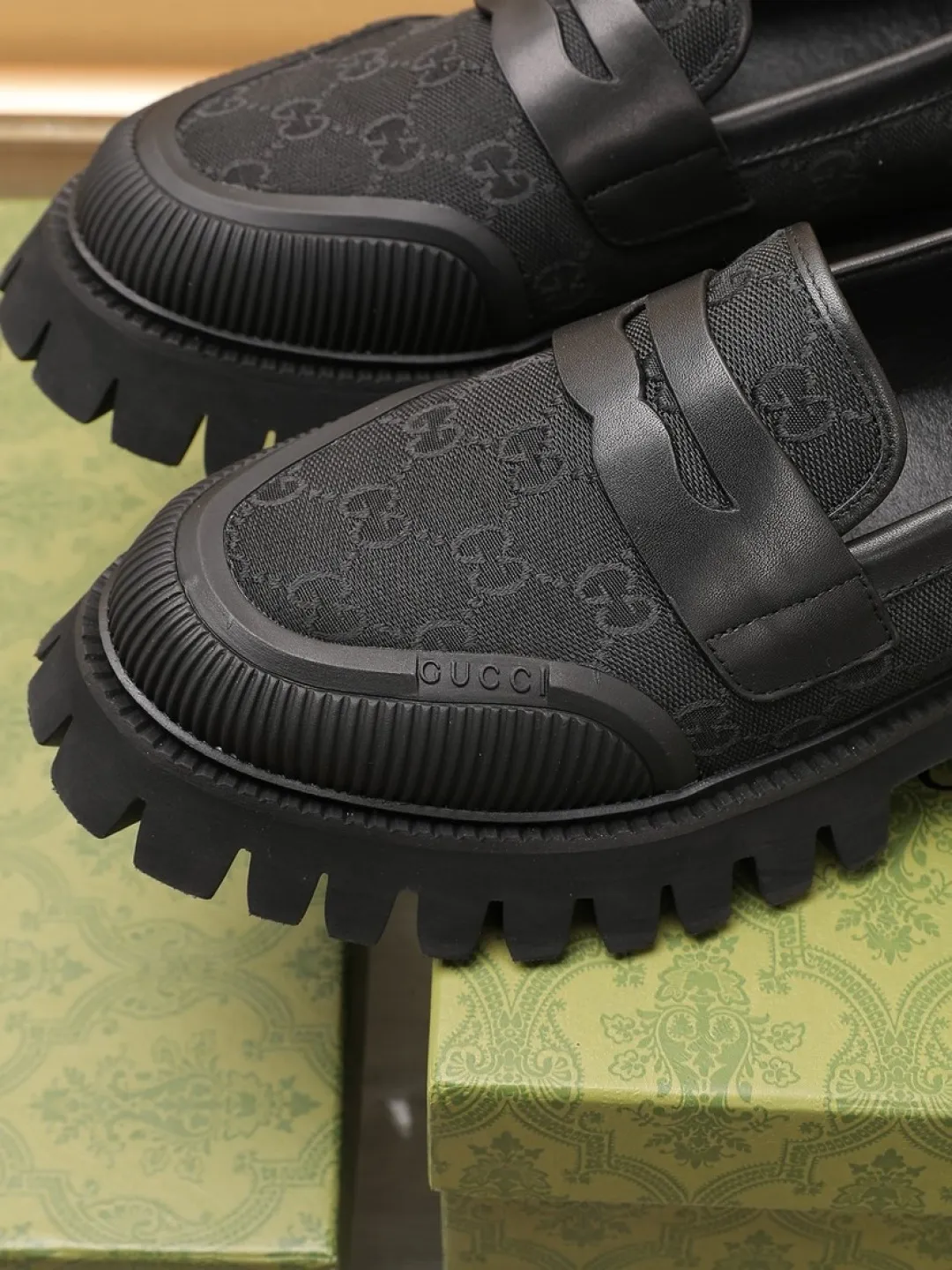 Men's Men's Shoes 💰P540💰[GUCCI] 🆕Men's classic loafers, which combine classic shoe styles with retro California style. Slipper style design, easy to put on and take off. The upper is carefully made of original fabric and decorated with a rubber concave sole and the logo on the upper. Wear it with casual clothing or a suit. Size: 38-44 (45.46 customized)
